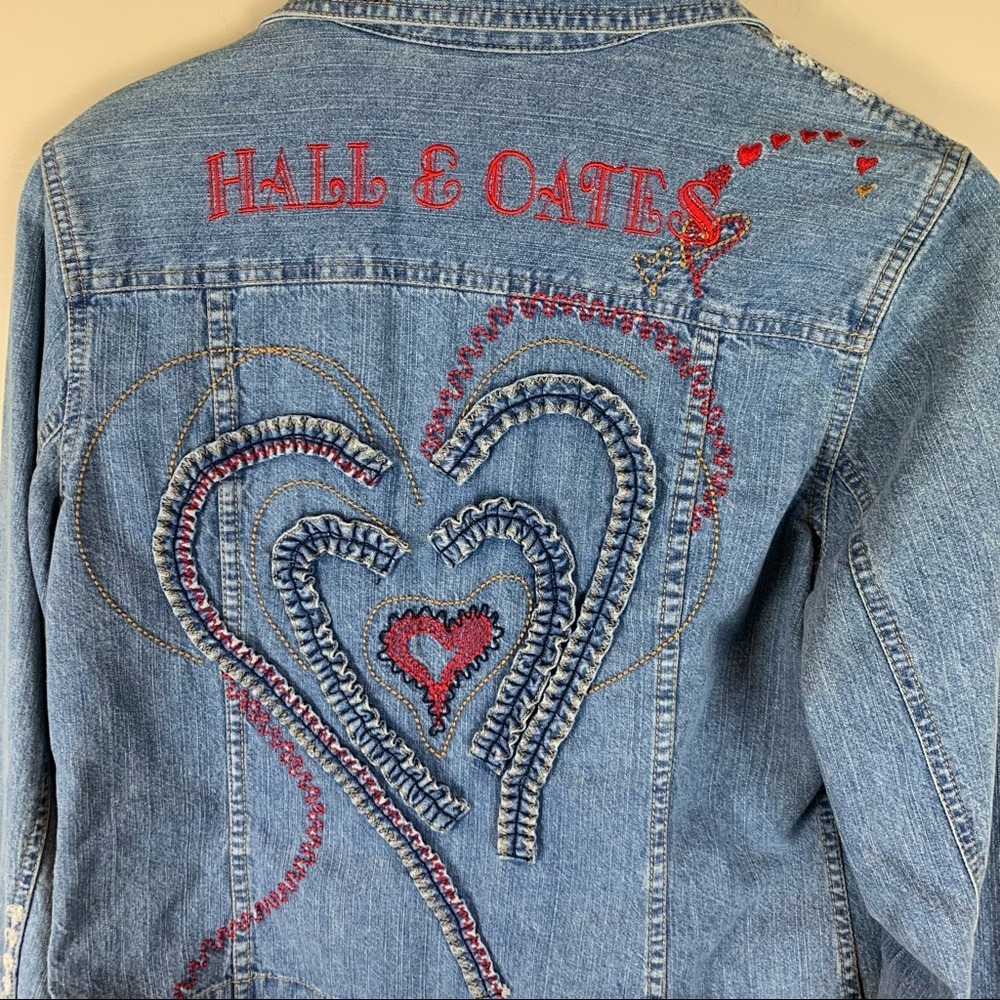Chicos Hall & Oates Embroidered Heart Denim Jacket Blue Distressed Size 0 Small - Picture 2 of 7
